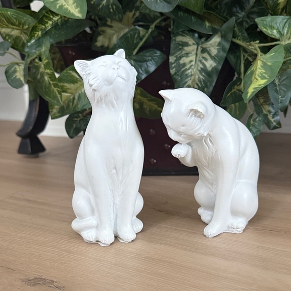 Other - White Ceramic Cat 🐱 Figurines